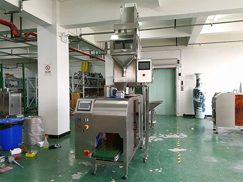 全自動(dòng)葡萄干包裝機(jī)設(shè)備車間實(shí)拍